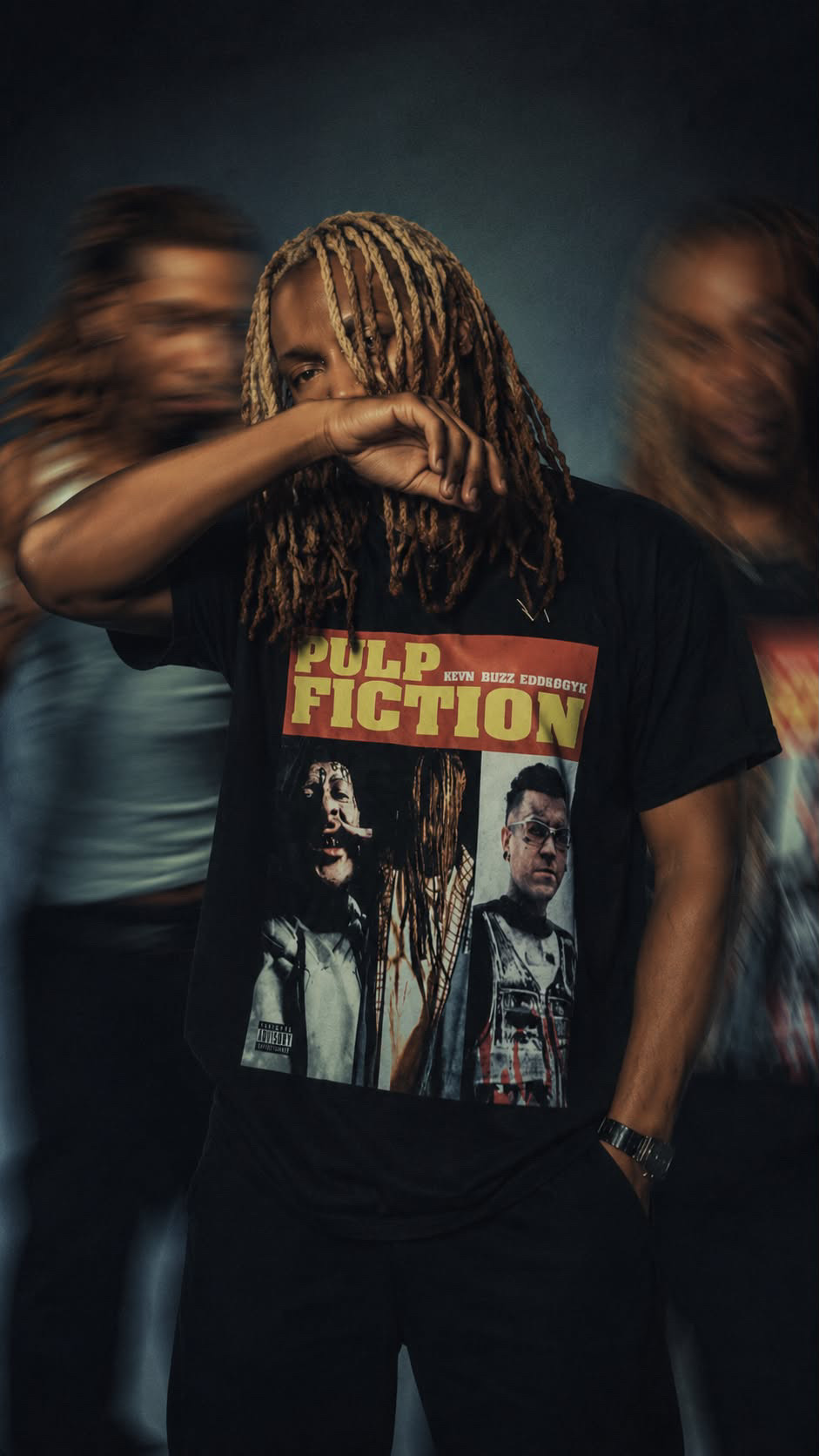 Klyn usando a camiseta Pulp Fiction em uma fotografia de movimento