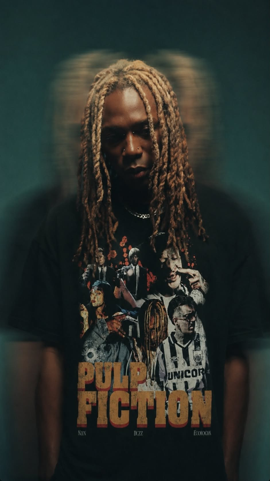 Klyn usando a camiseta Pulp Fiction em um retrato editorial